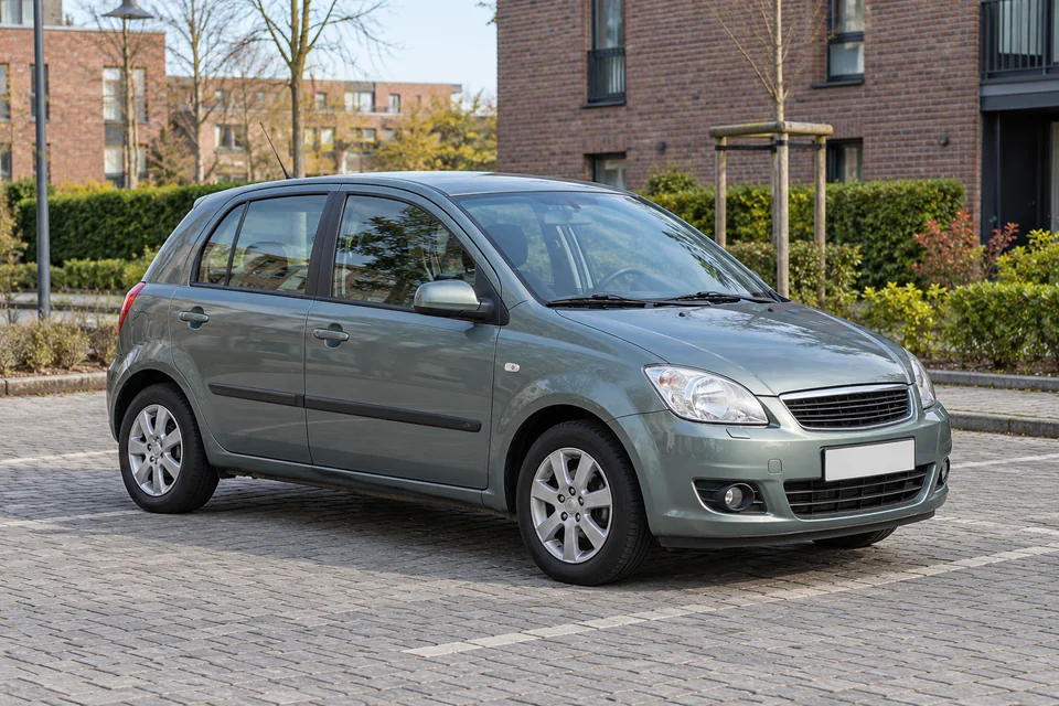 Älterer gepflegter Kleinwagen auf einem Stellplatz